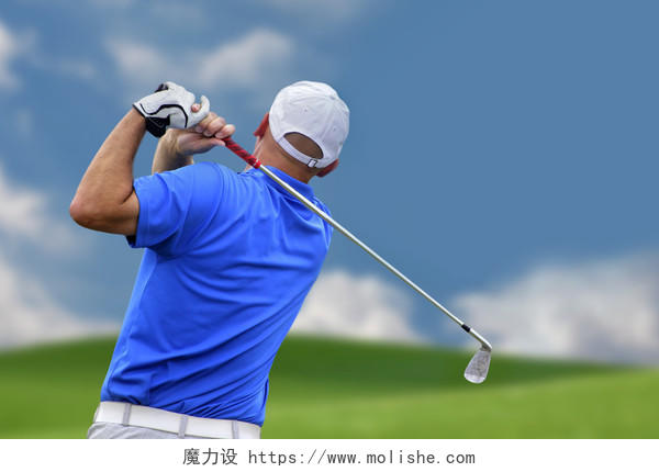 高尔夫球场打高尔夫挥拍的男人背影